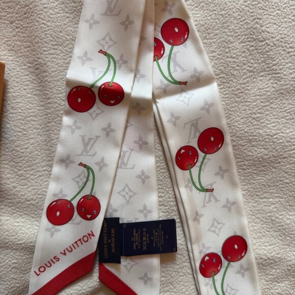 White Louis Vuitton Cherry Bandeau - Picture 1 of 7